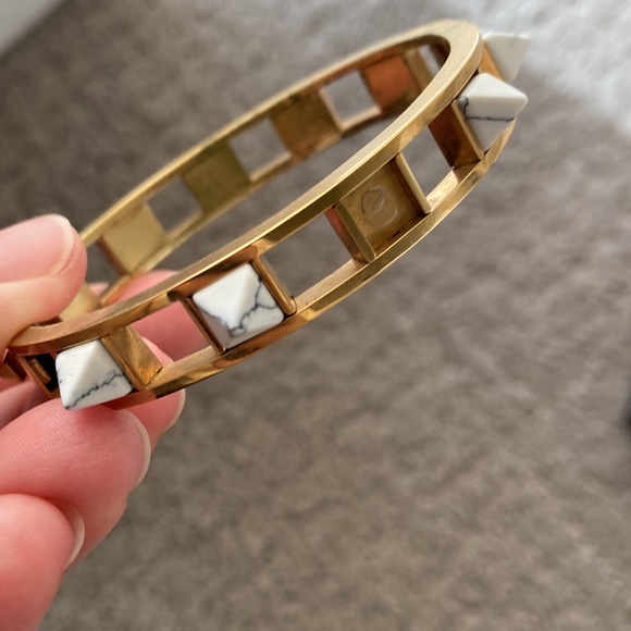 Song of Style howlite marble pyramid stud bangle bracelet white/gold - Picture 3 of 9